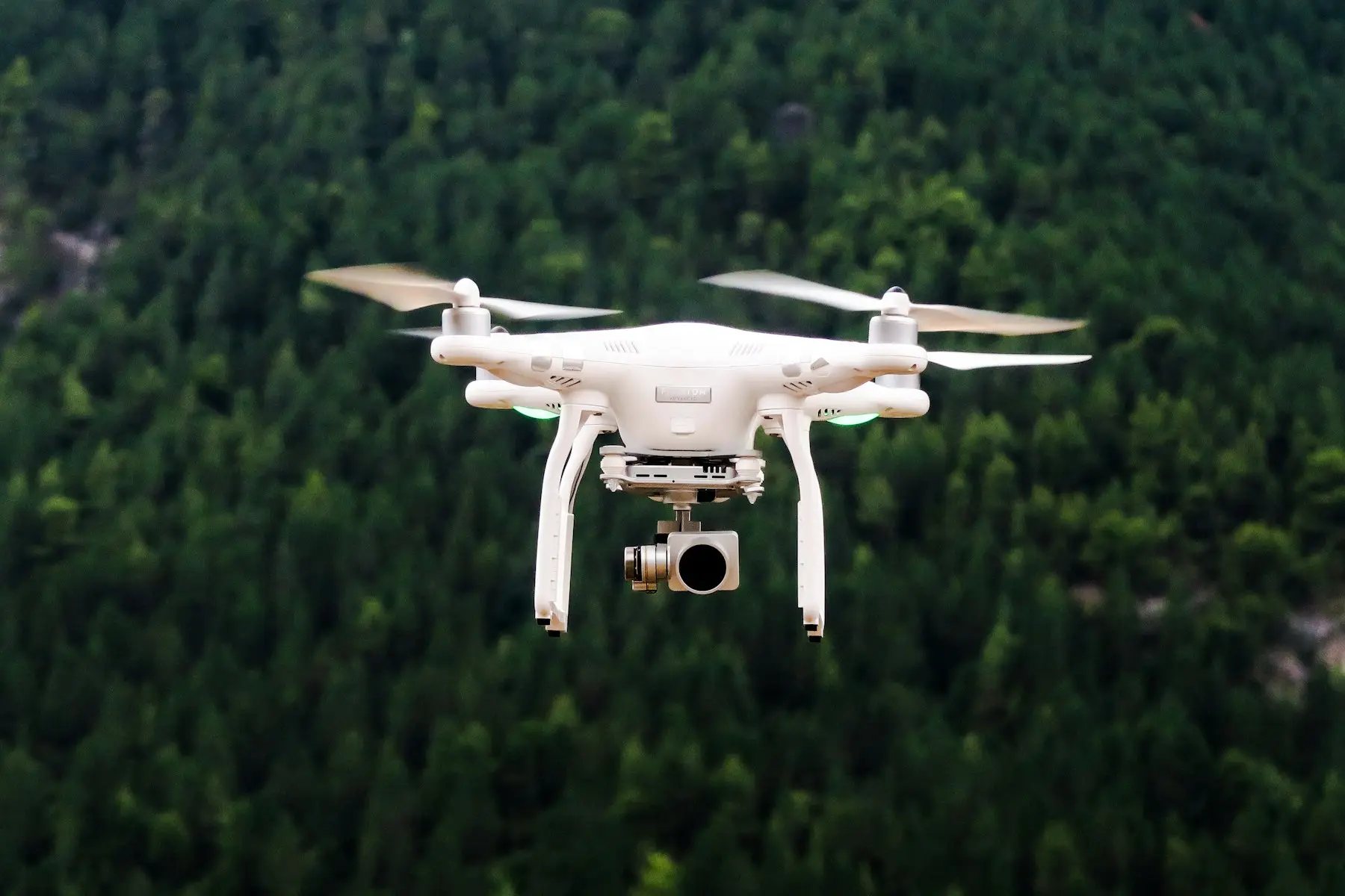 Drone en vol au-dessus d’une forêt