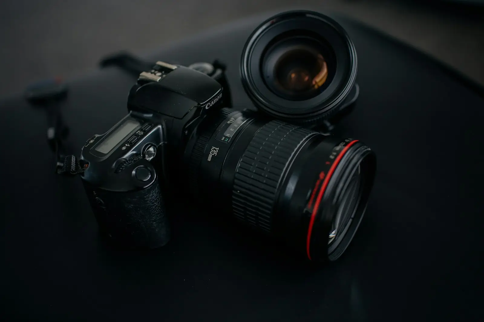 Appareil photo professionnel et objectif