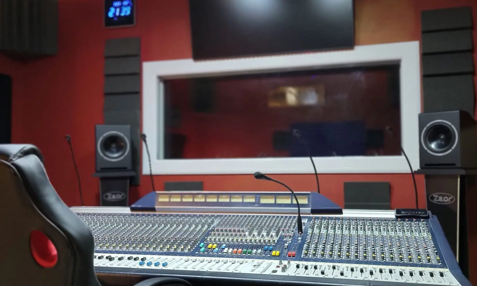 Régie du studio LENS STUDIO avec console de mixage et écoutes