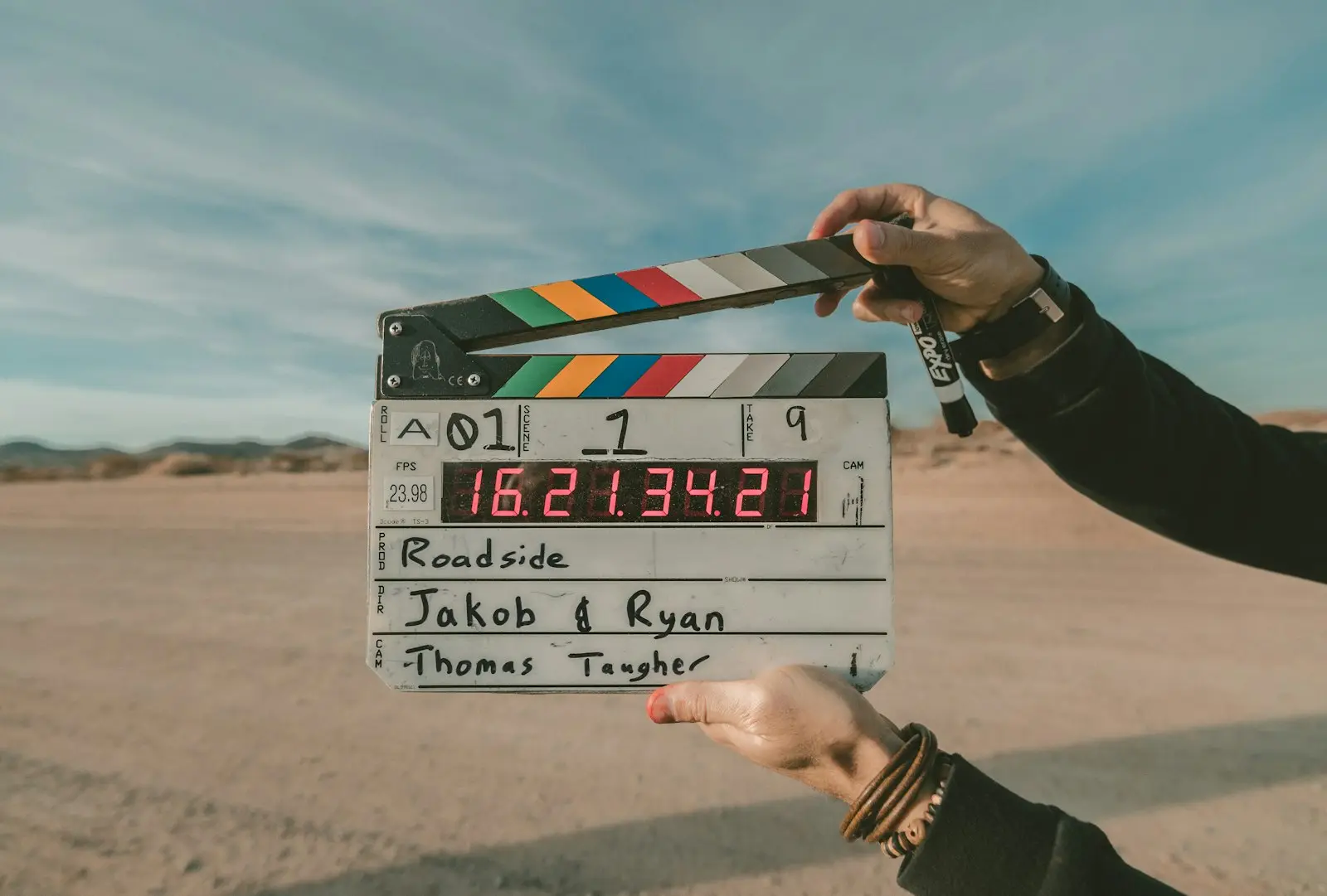 Clap de tournage tenu devant la caméra en extérieur